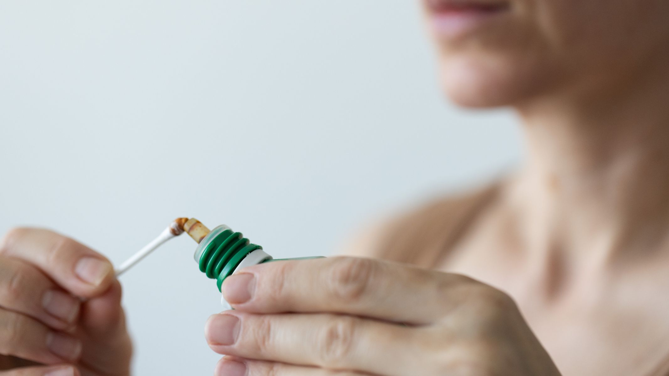 Các sản phẩm bôi có thể được bác sĩ chỉ định để làm giảm hoạt động của ký sinh trùng trên da