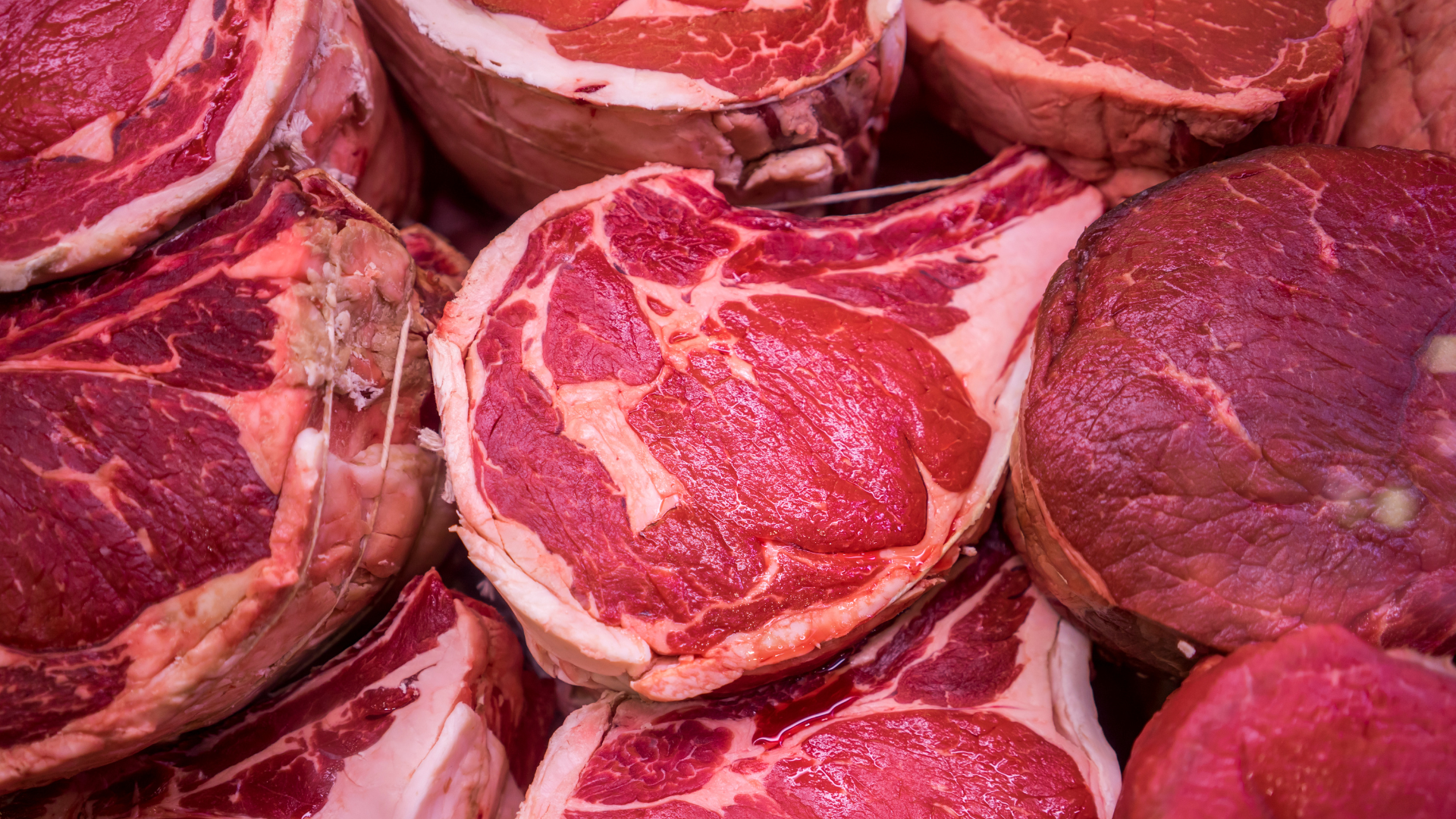 Người bị giả gout nên hạn chế ăn quá nhiều thịt đỏ để tránh ảnh hưởng đến sức khỏe khớp