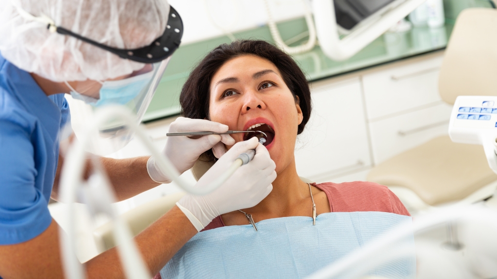 Phương pháp và kỹ thuật nhổ răng càng phức tạp thì chi phí nhổ răng hàm bị sâu càng cao