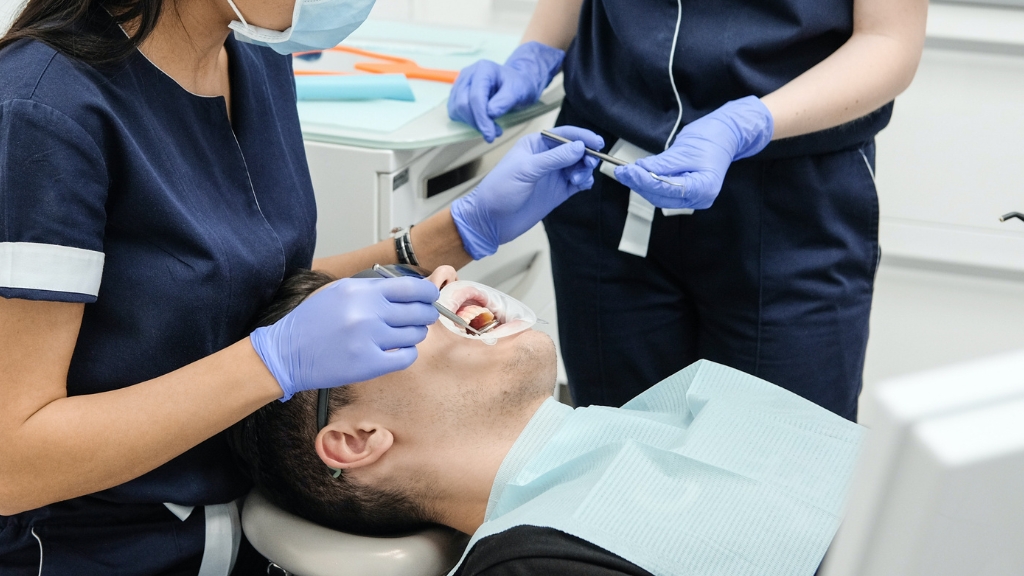 Nhổ răng hàm bị sâu được chỉ định khi răng tổn thương nặng, không còn khả năng bảo tồn