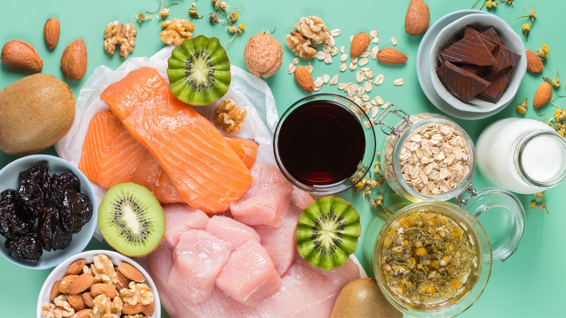 Một số loại thực phẩm giàu tryptophan có thể hỗ trợ sản xuất serotonin và melatonin, từ đó cải thiện chất lượng giấc ngủ