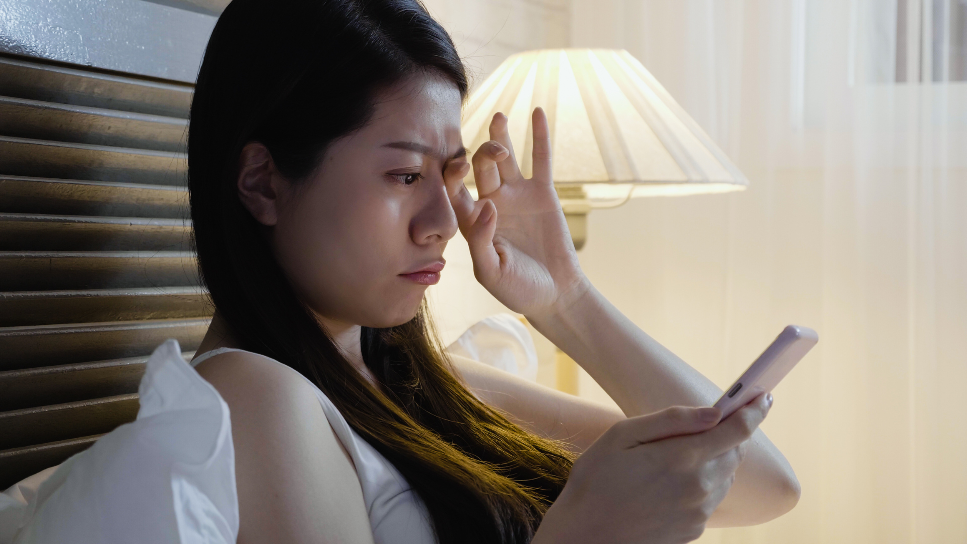 Việc sử dụng thiết bị điện tử trước khi ngủ có thể khiến thời gian đi vào giấc ngủ kéo dài