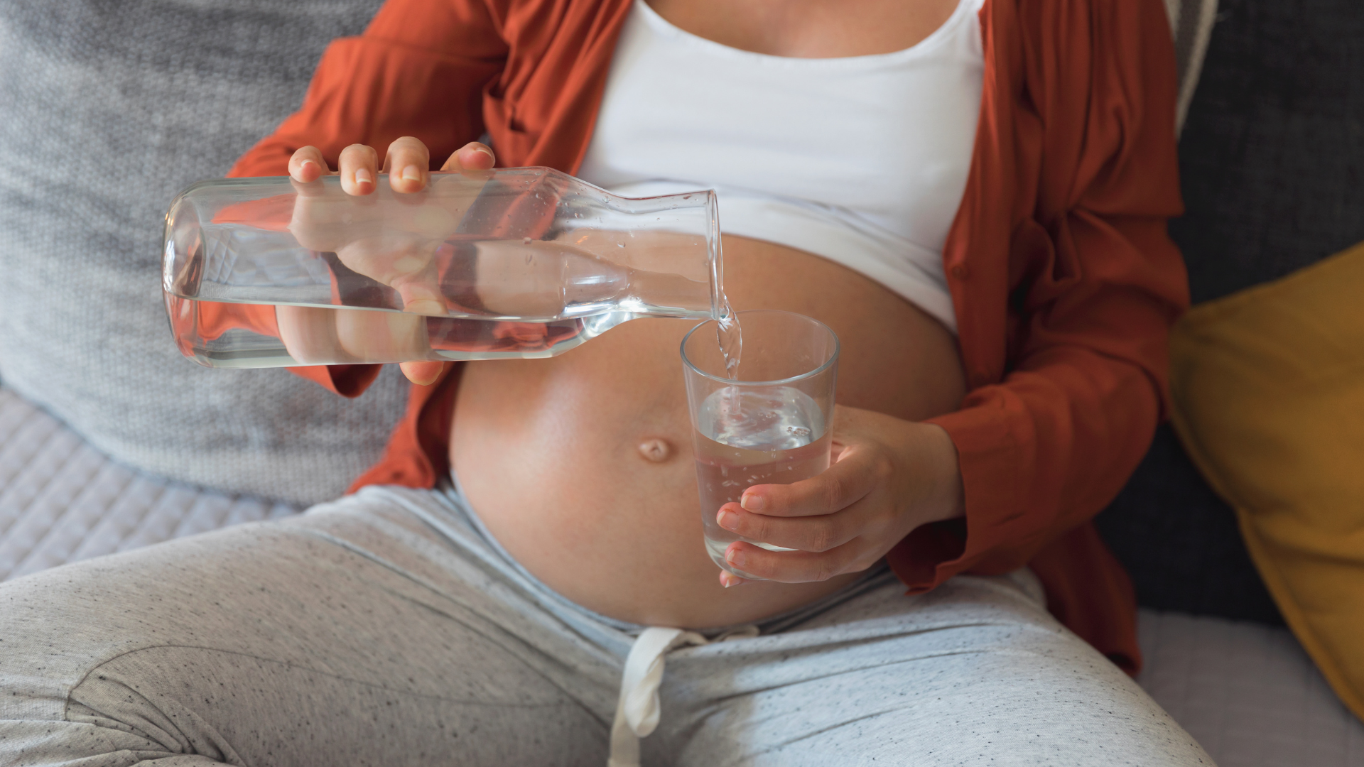 Uống đủ nước và ăn thực phẩm giàu nước sẽ giúp cải thiện trong trường hợp nhẹ