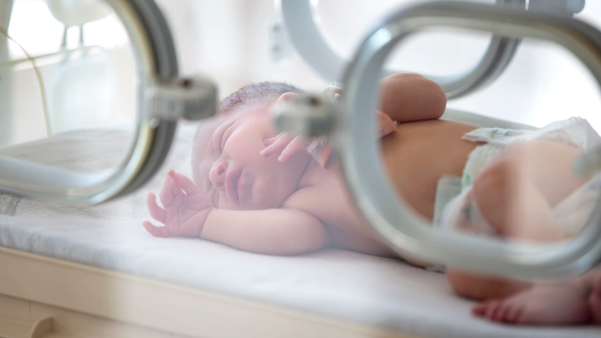 Trẻ sinh non có nguy cơ cao gặp biến chứng về hô hấp, thần kinh, thị giác và phát triển lâu dài