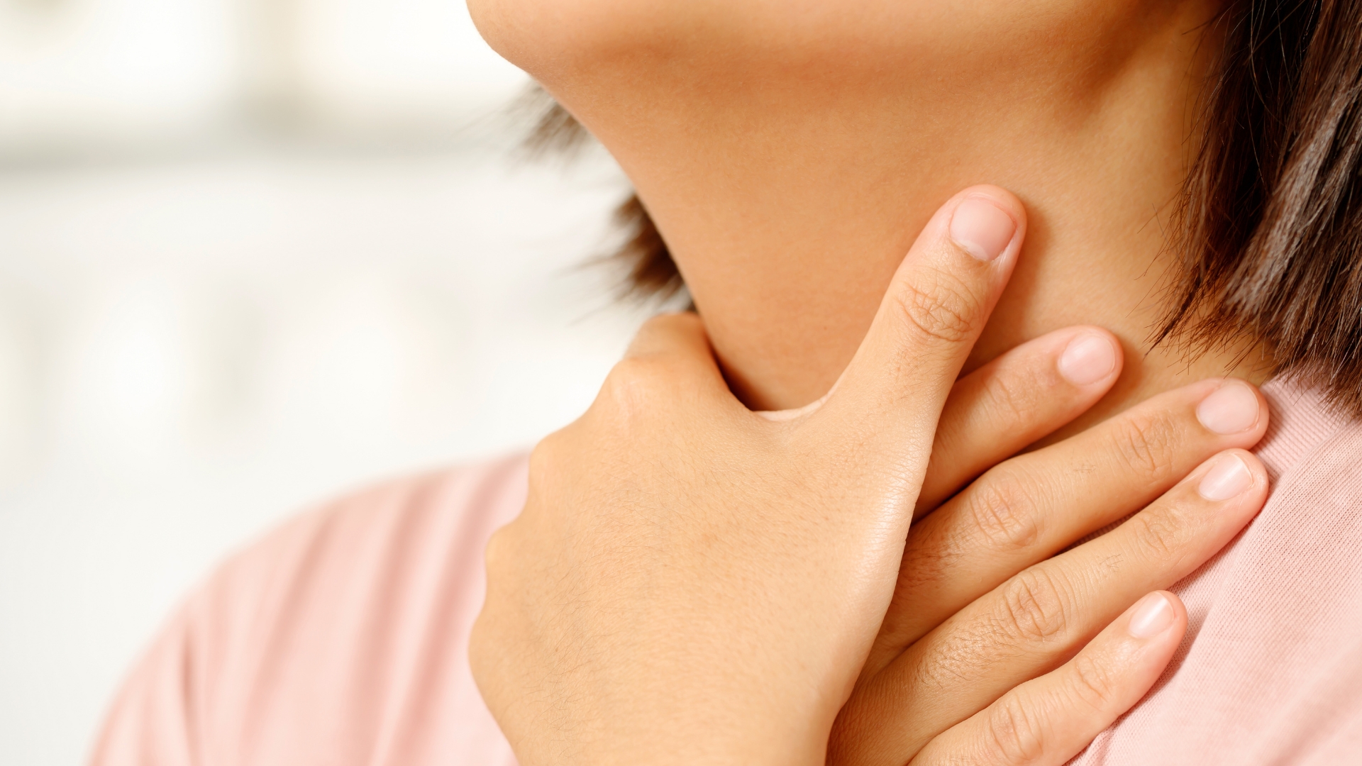 Tế bào ung thư lan sâu vào cấu trúc xung quanh và nhiều hạch cổ ở giai đoạn III gây các biểu hiện rõ rệt như nuốt khó, hạch cổ có thể sờ thấy