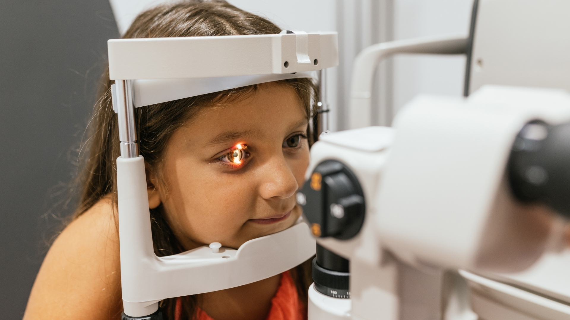 Khám mắt đều đặn từ 1 đến 2 lần mỗi năm giúp phát hiện sớm các tật khúc xạ hoặc bệnh lý mắt tiềm ẩn