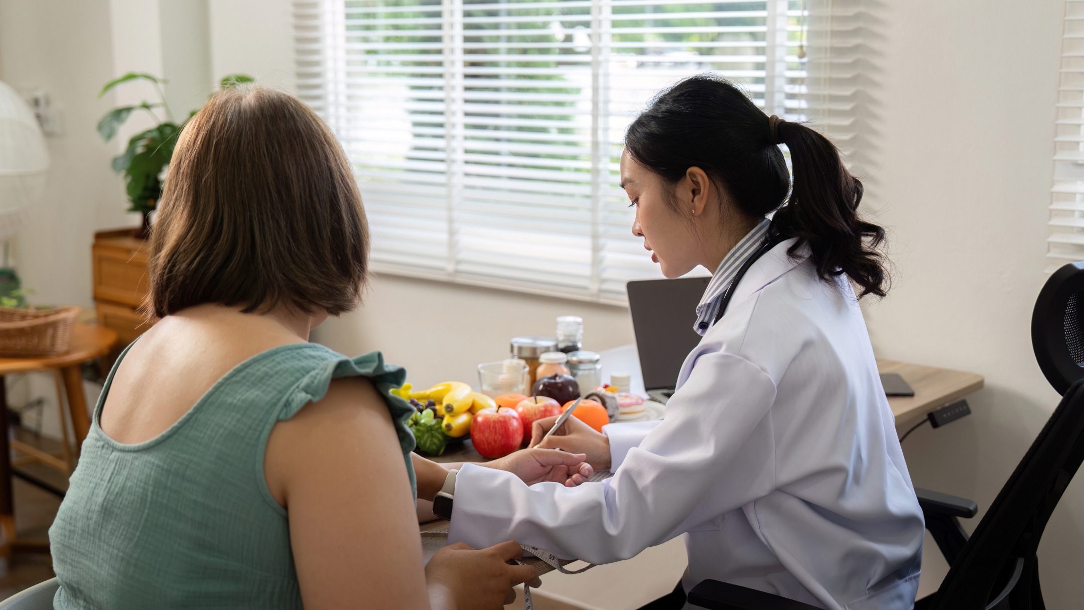 Thăm khám bác sĩ hoặc chuyên gia dinh dưỡng giúp xây dựng lộ trình giảm cân phù hợp