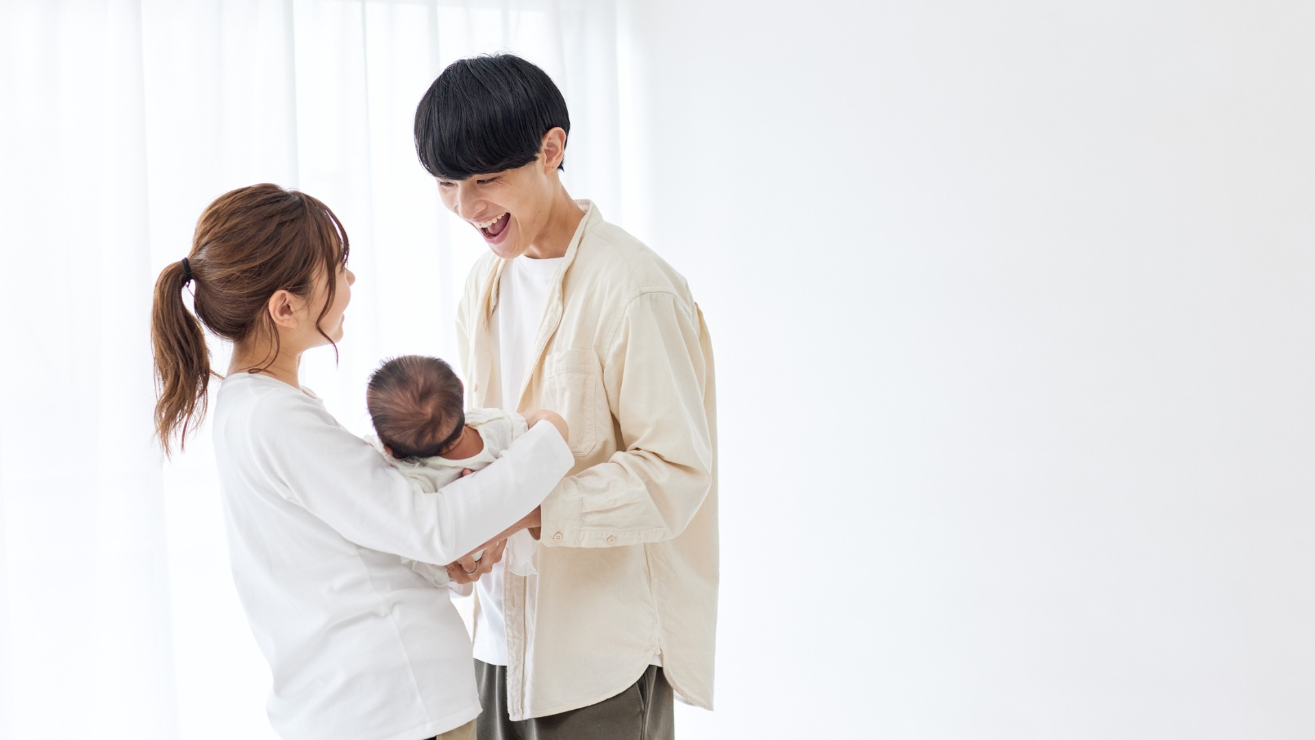 Việc chăm sóc em bé ảnh hưởng đáng kể đến giấc ngủ của mẹ, vì vậy sự đồng hành và chia sẻ từ chồng và gia đình đóng vai trò quan trọng