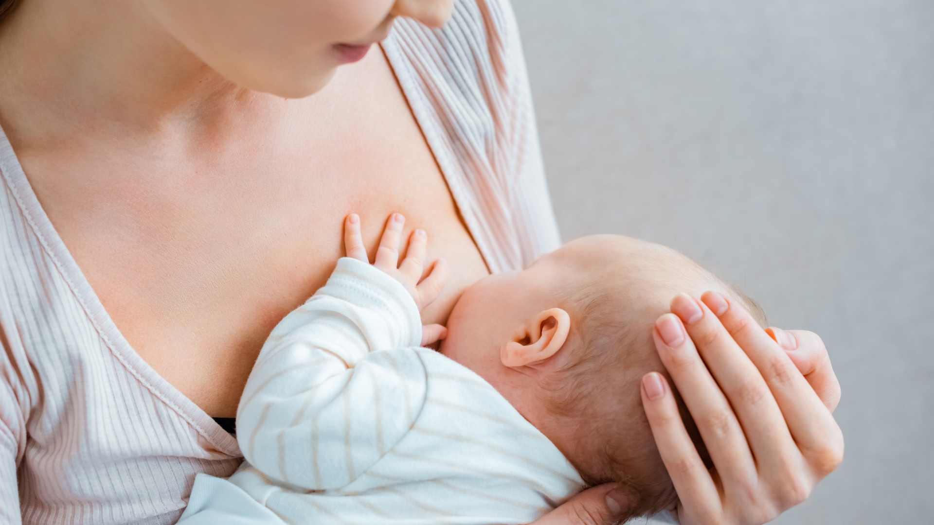 Nuôi con bằng sữa mẹ làm tăng nhu cầu năng lượng của cơ thể, từ đó góp phần tiêu hao một phần mỡ tích lũy trong thai kỳ