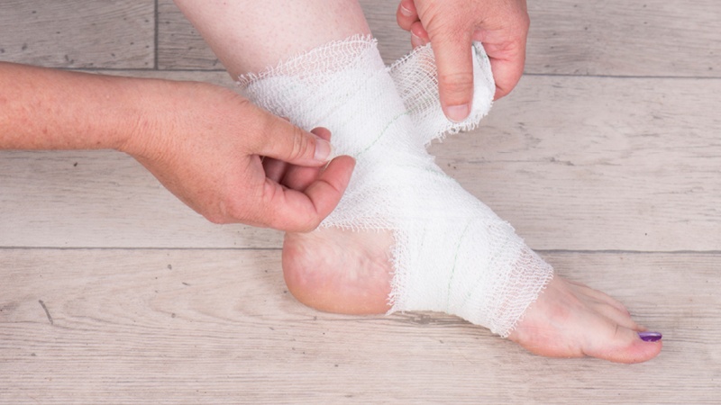 Nếu vết thương chảy máu cần cầm máu và băng bó cẩn thận