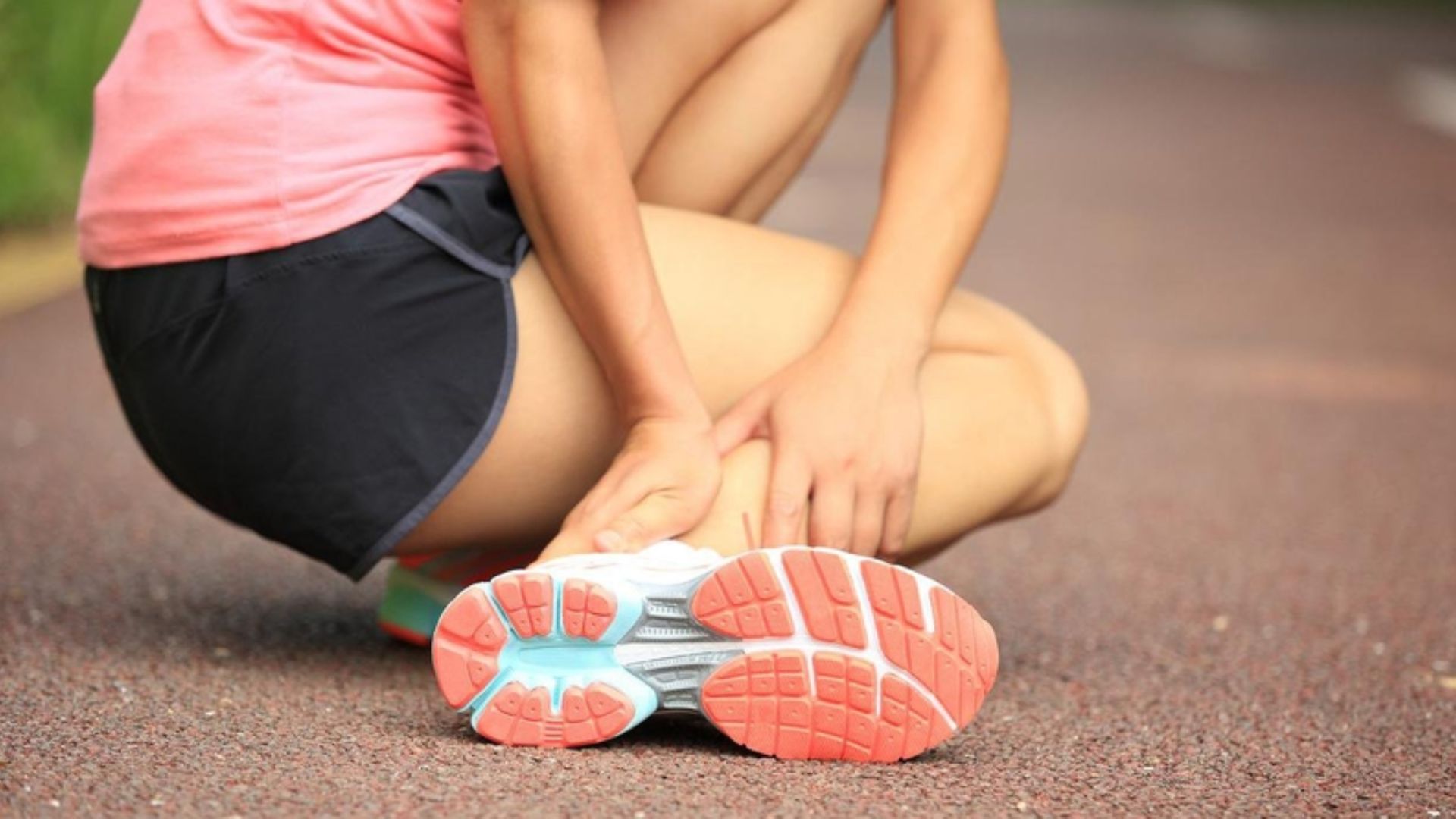 Giãn dây chằng cổ chân là tình trạng khá nhiều độc giả đã phải đối mặt