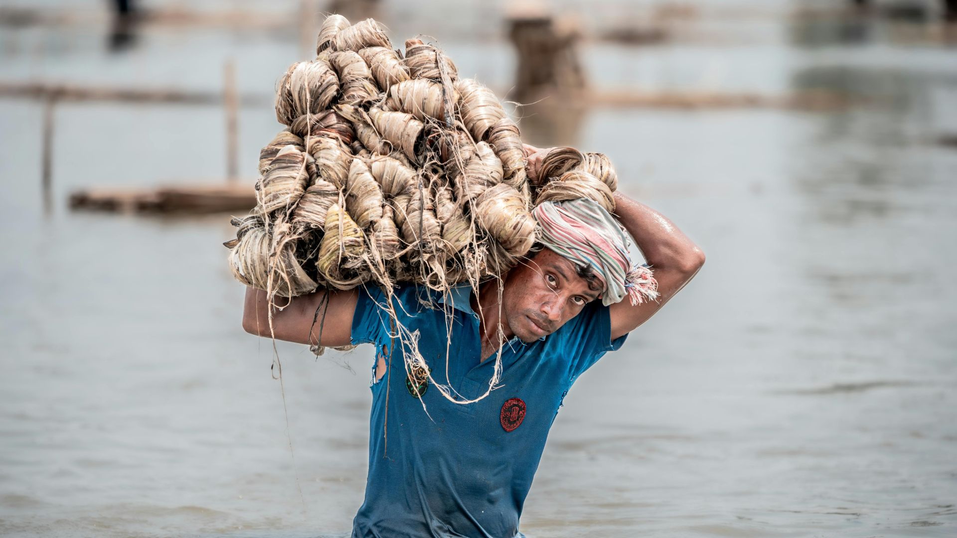 Thường xuyên mang vác vật nặng trên vai làm tăng nguy cơ giãn dây chằng cổ
