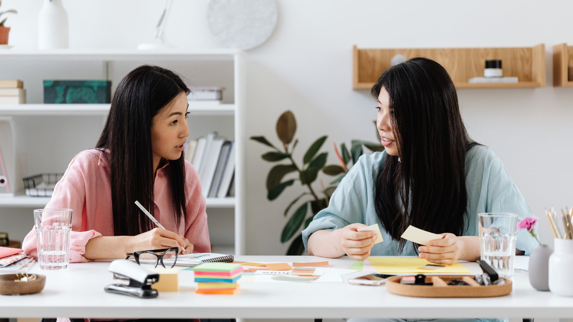 Giữ tư thế đúng khi ngồi làm việc giúp ngăn tình trạng giãn dây chằng cổ tái phát