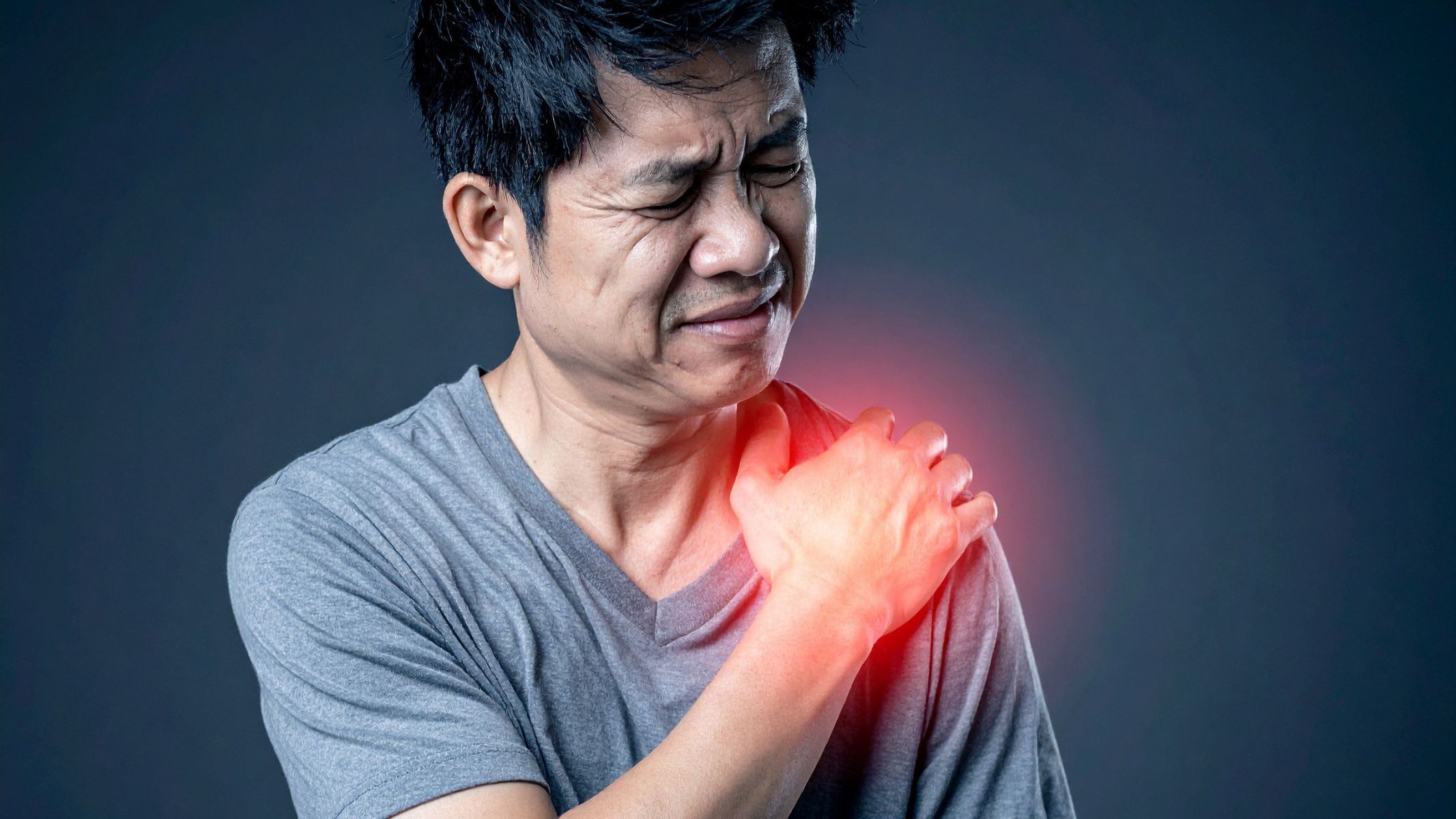 Giãn dây chằng vai xảy ra khi các dải mô quanh khớp bị kéo căng quá mức