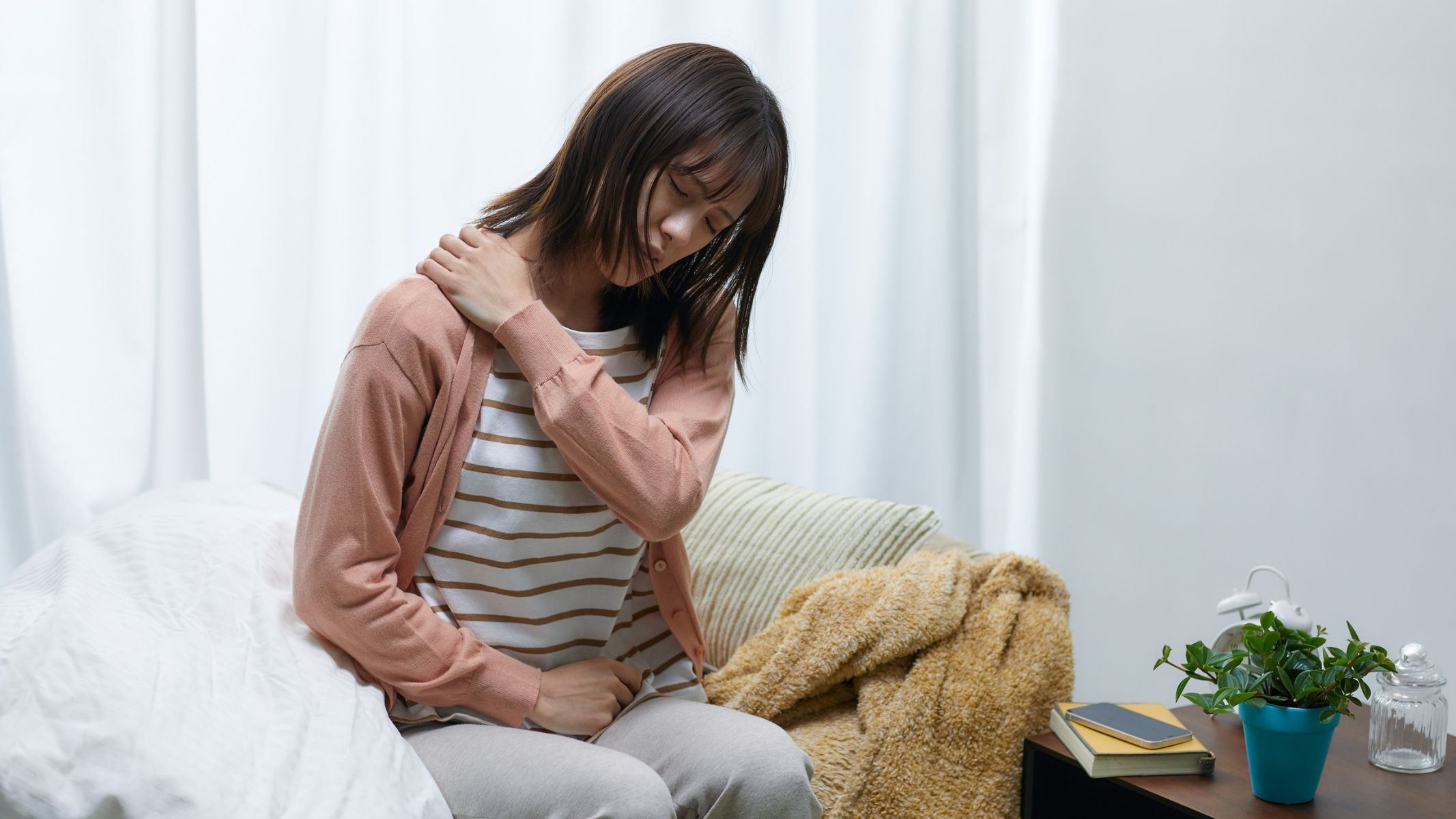 Ở người lớn tuổi, mô liên kết kém đàn hồi hơn nên dây chằng dễ bị kéo giãn