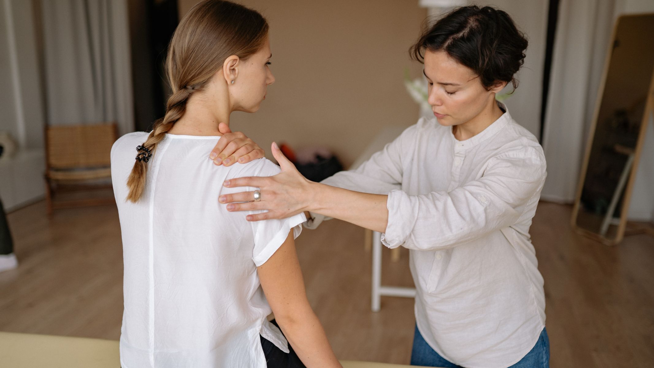 Vật lý trị liệu rất quan trọng vì giúp tăng sức mạnh cơ và cải thiện tầm vận động của vai