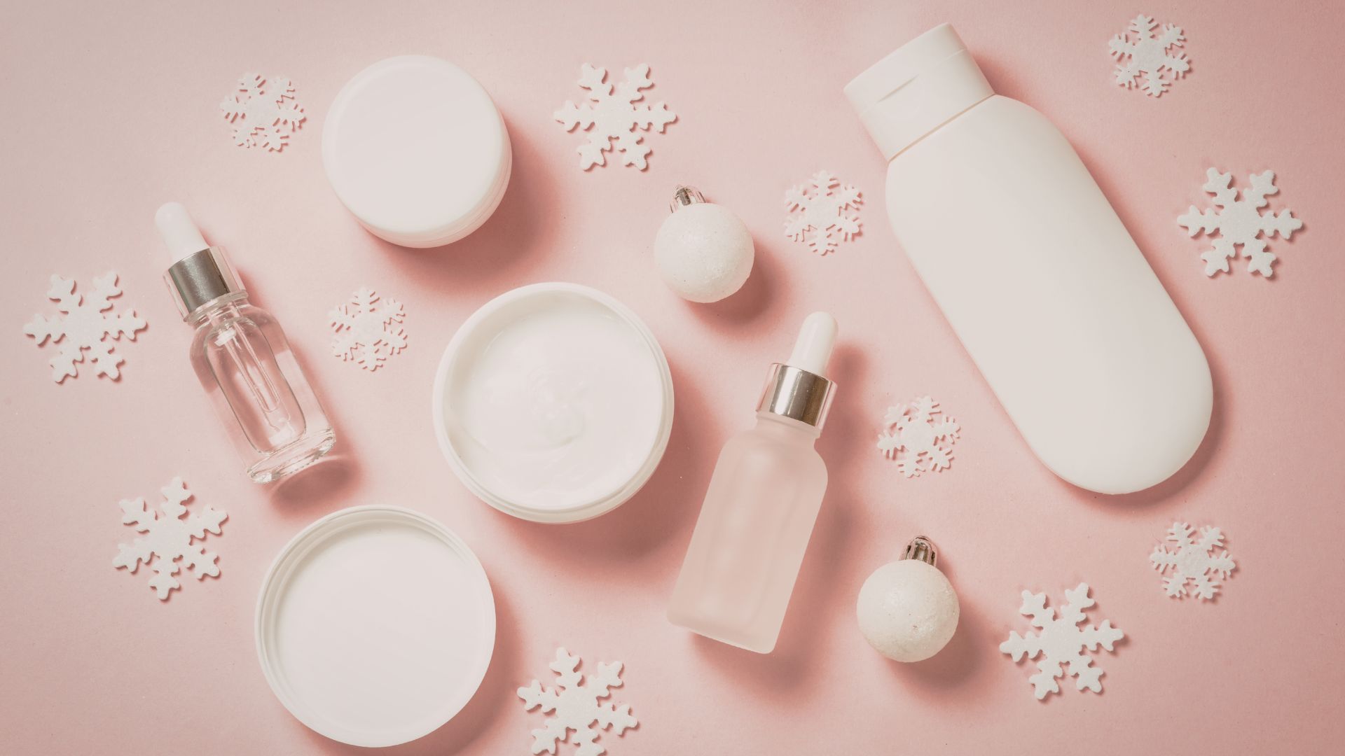 Chăm sóc da nhẹ nhàng, không chà xát mạnh và tránh dùng mỹ phẩm gây kích ứng