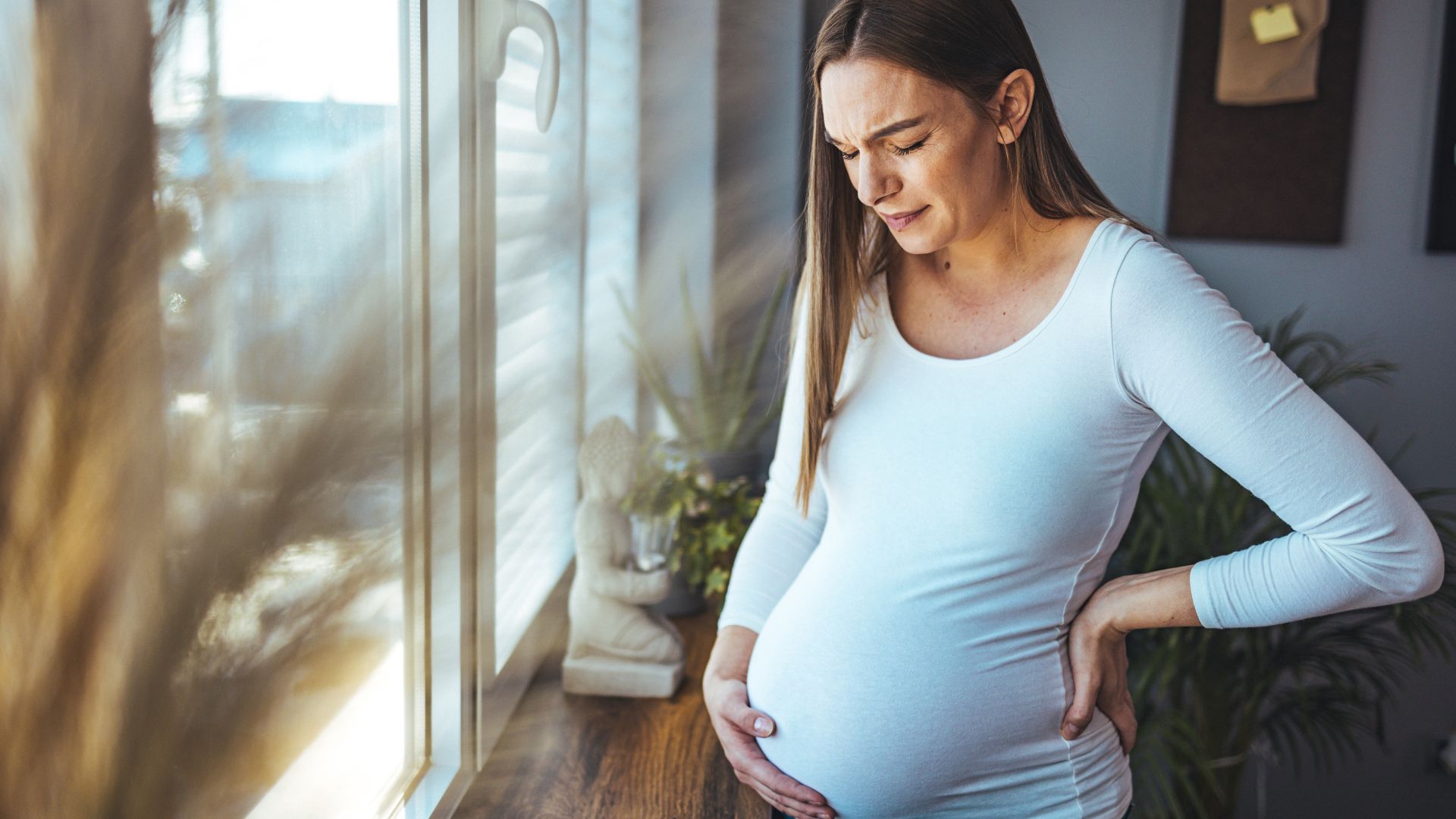 Lượng nước ối nhiều hơn dự kiến có thể khiến mẹ bầu cảm thấy nặng bụng