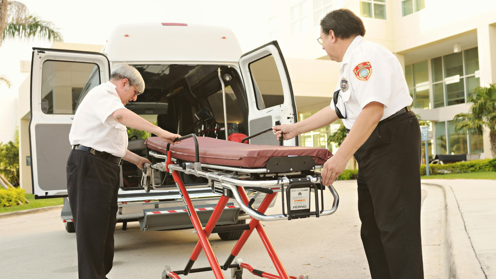 Gọi cấp cứu ngay nếu thấy dấu hiệu khó thở hoặc sưng phù vùng mặt và cổ