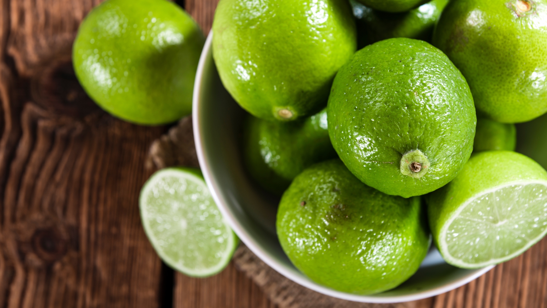 Khi được pha loãng hợp lý, nước chanh có thể giúp duy trì môi trường pH phù hợp trên da đầu