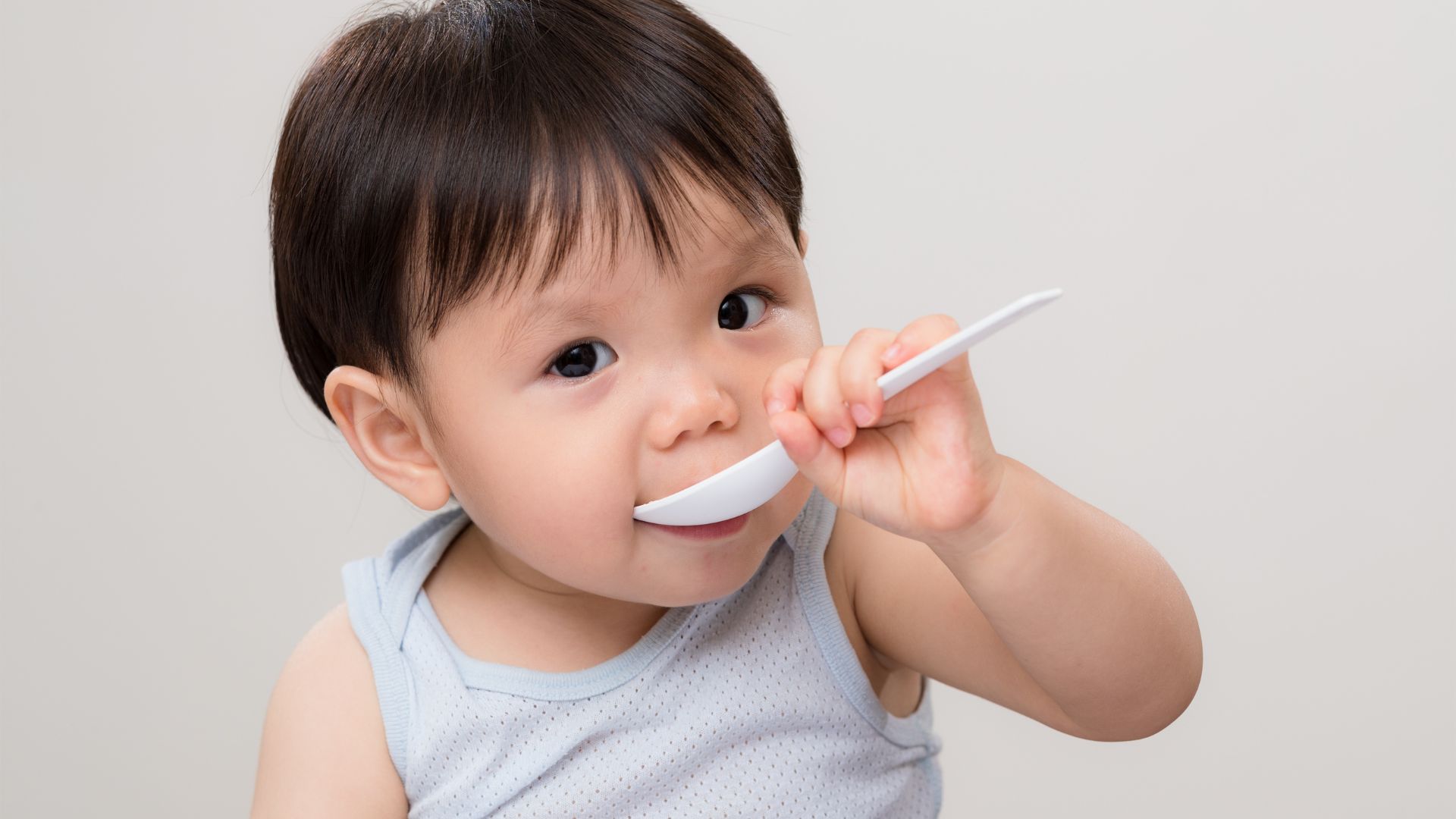 Không nên áp dụng cứng nhắc lịch ăn mà cần linh hoạt theo từng giai đoạn phát triển của bé