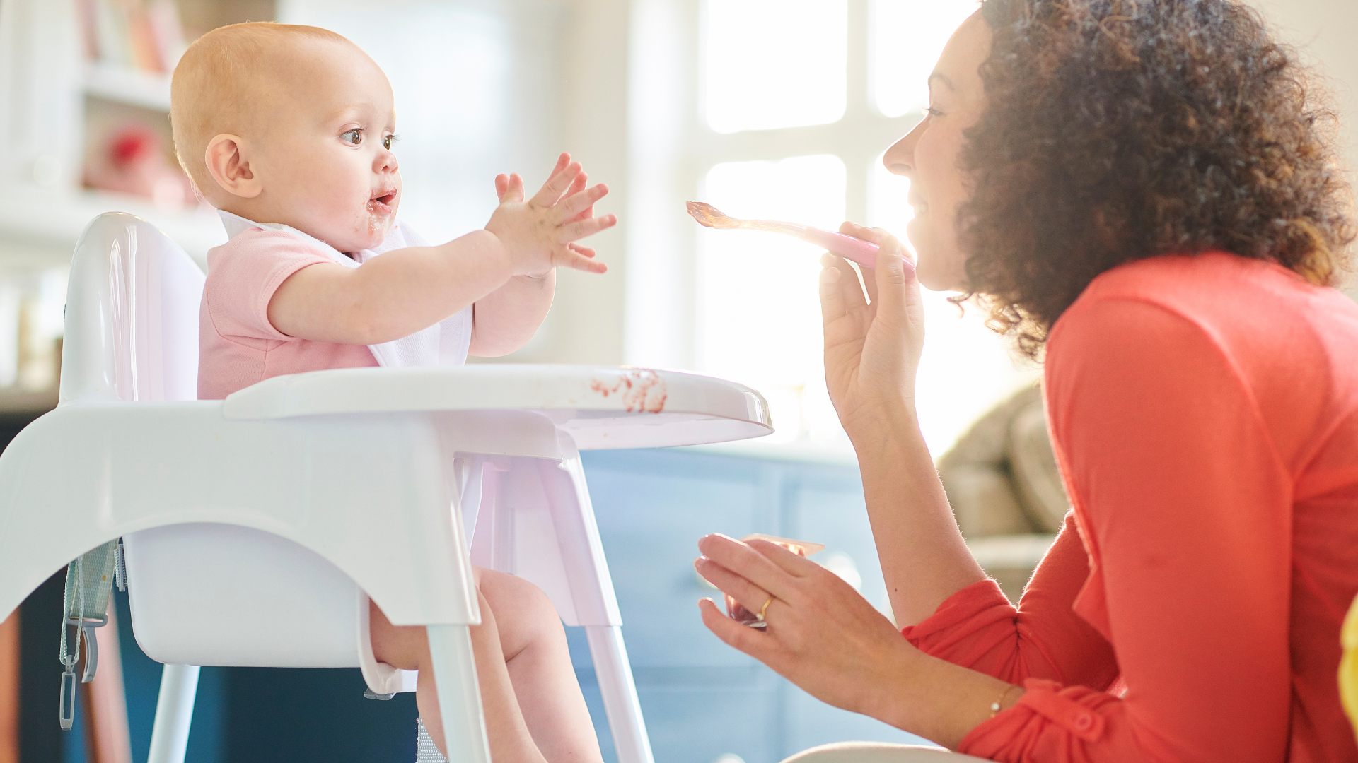 Việc xây dựng lịch ăn hàng ngày cho bé 8 tháng hỗ trợ trẻ ăn đủ chất và duy trì nề nếp sinh hoạt ổn định.