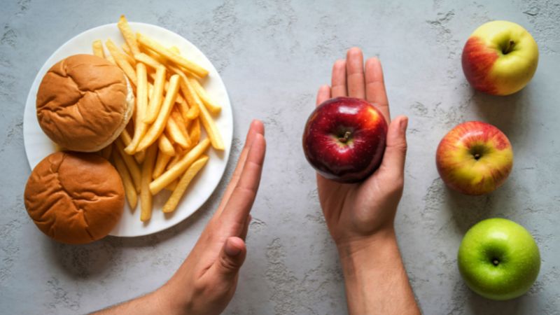 Nên hạn chế thức ăn nhanh trong thực đơn hằng ngày