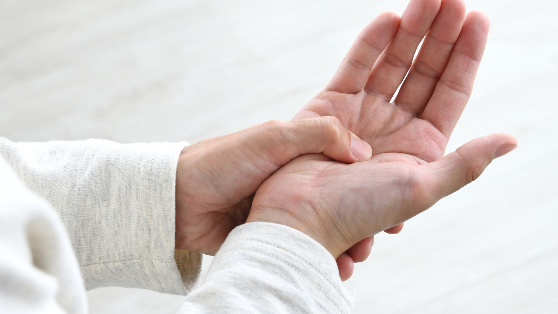 Cảm giác tê, châm chích đầu ngón tay cảnh báo tình trạng hạ canxi