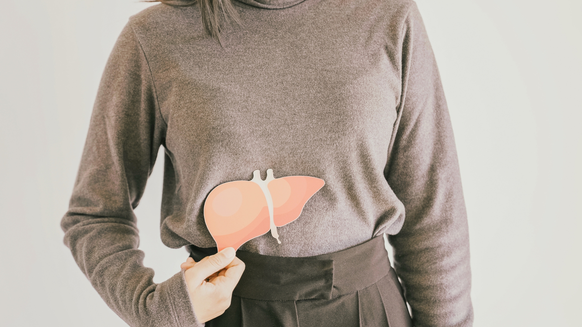 Hà thủ ô có thể làm tăng gánh nặng chuyển hóa cho gan khi sử dụng trong thời gian dài, do đó những người có bệnh lý về gan nên cẩn trọng