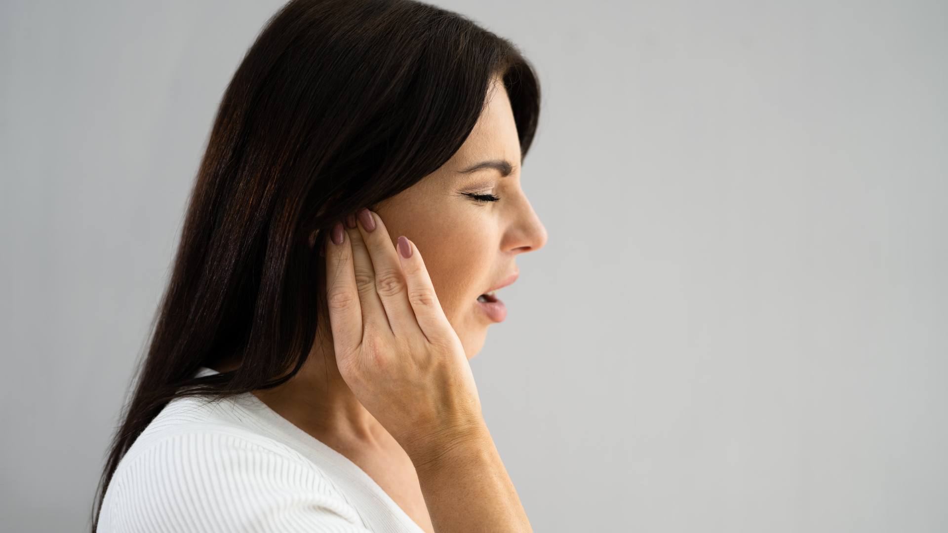 Tránh sờ nắn hạch để tránh gây kích thích hoặc viêm thêm