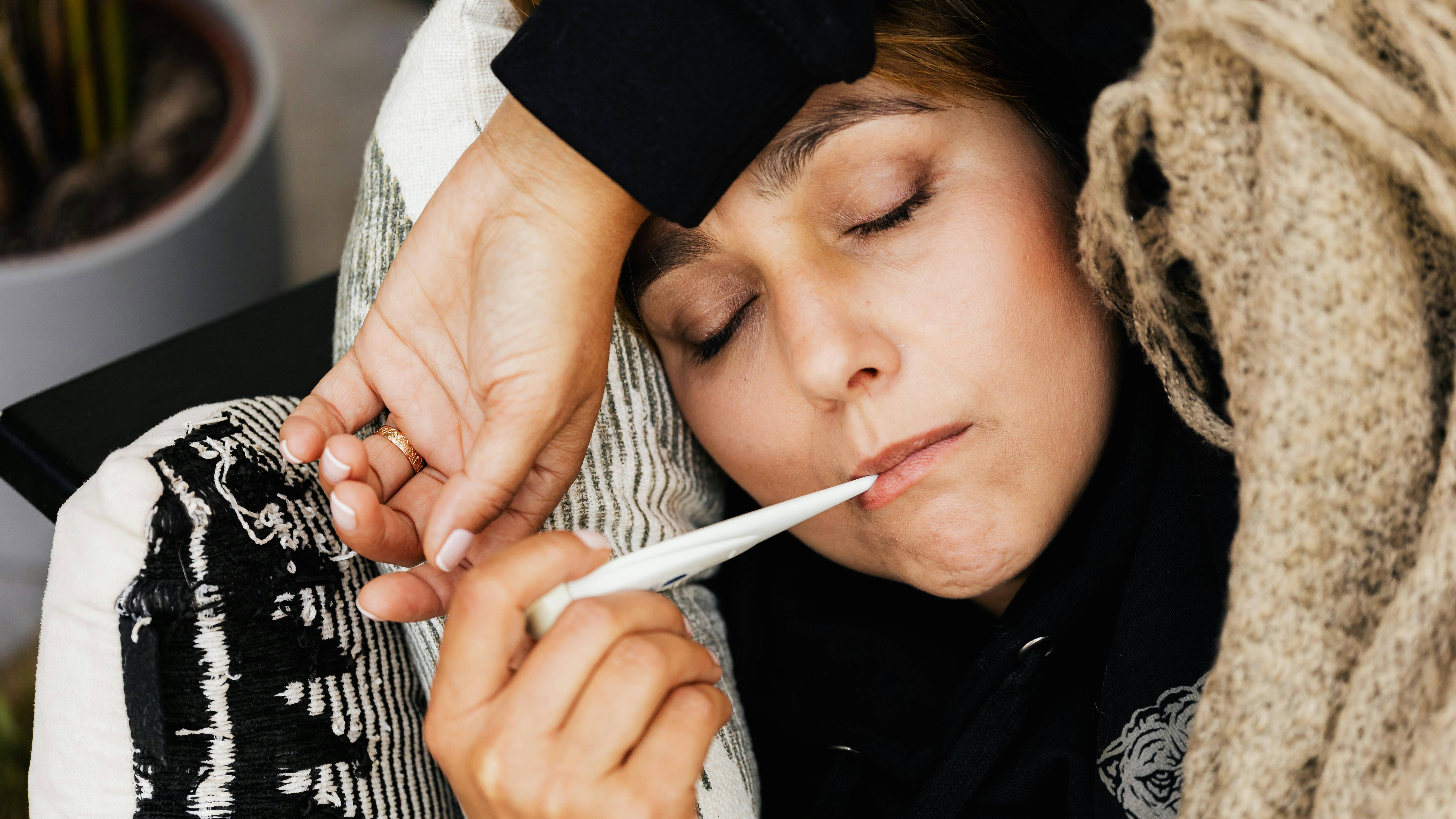 Người bệnh nên đi khám nếu xuất hiện hạch sau tai kèm theo sốt kéo dài