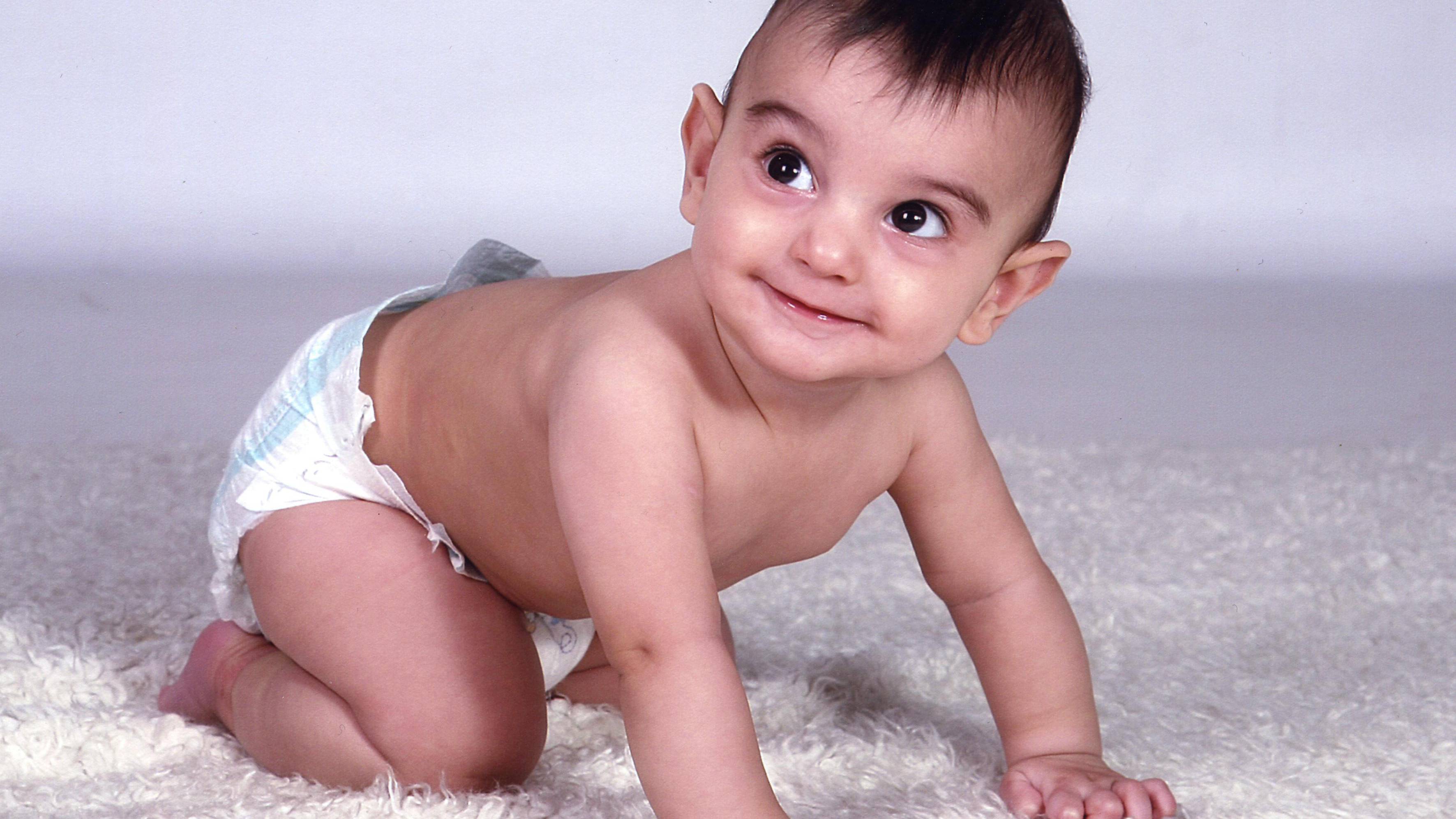 Mẹ nên sử dụng tã cho bé có khả năng thấm hút tốt và thoáng khí để hạn chế ẩm ướt