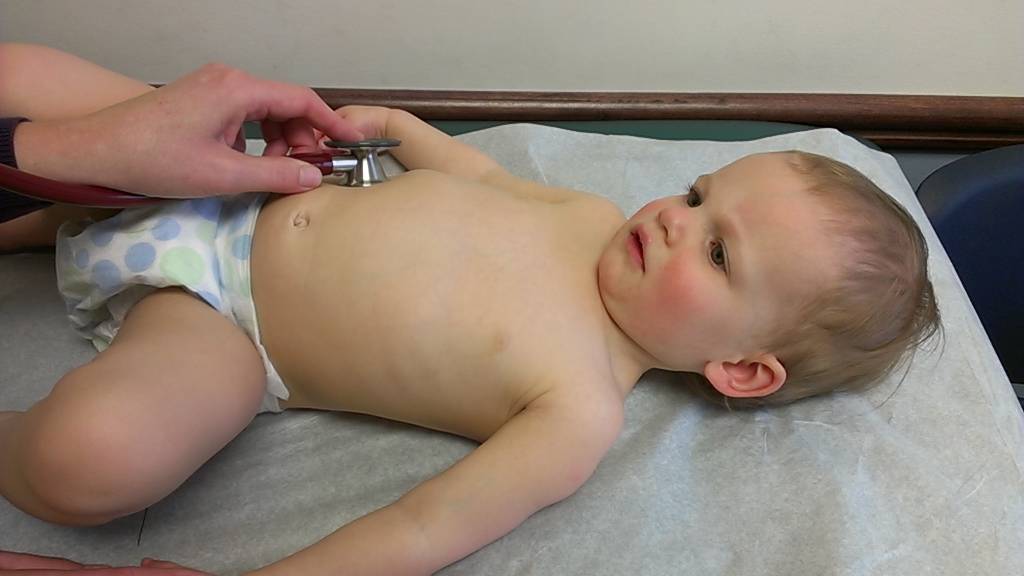 Cha mẹ nên đưa bé đến cơ sở y tế nếu tình trạng không cải thiện sau khi đã chăm sóc tại nhà