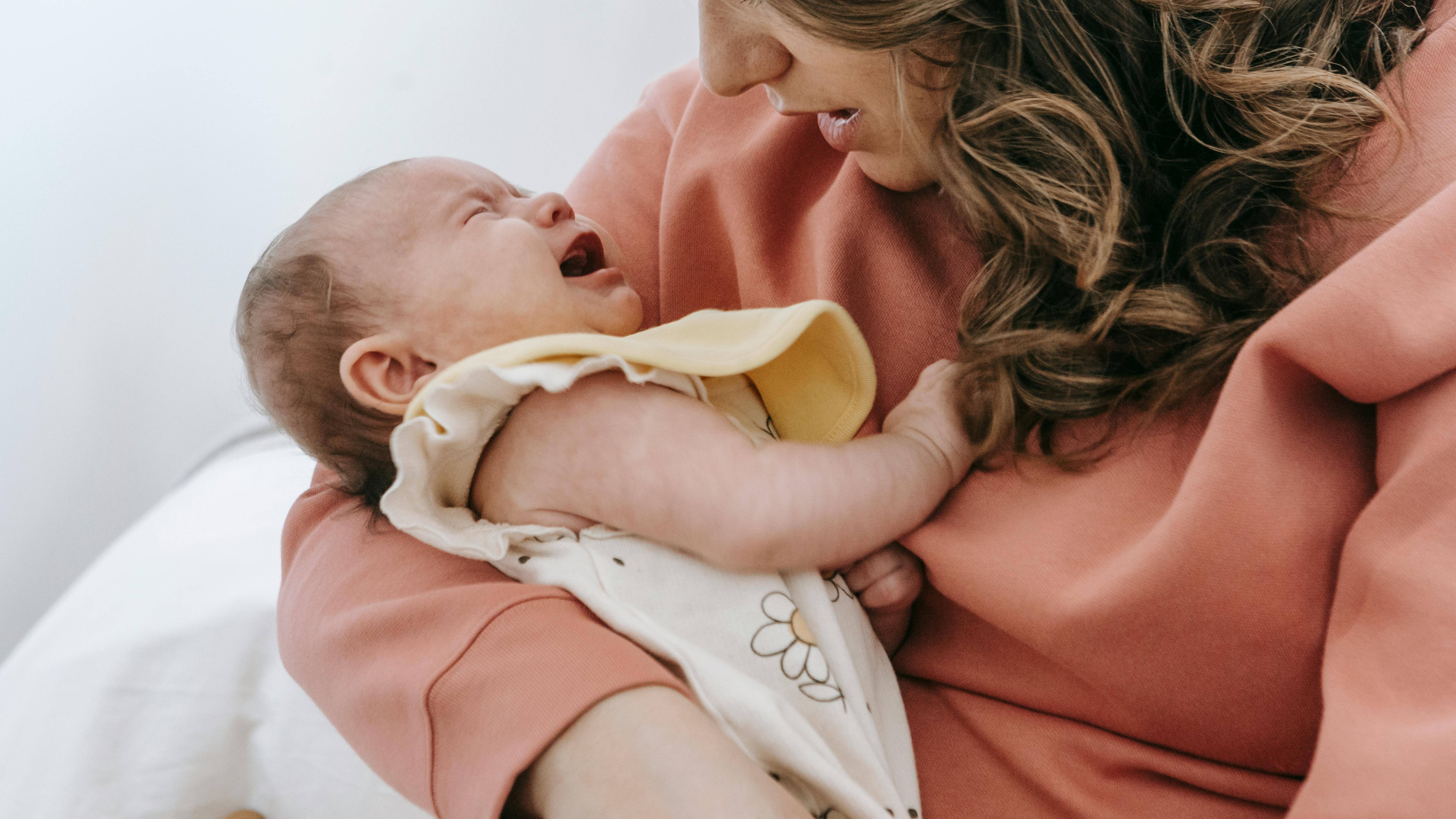 Bé cảm thấy ngứa ngáy, đau rát, dẫn đến biếng ăn, quấy khóc và mất ngủ