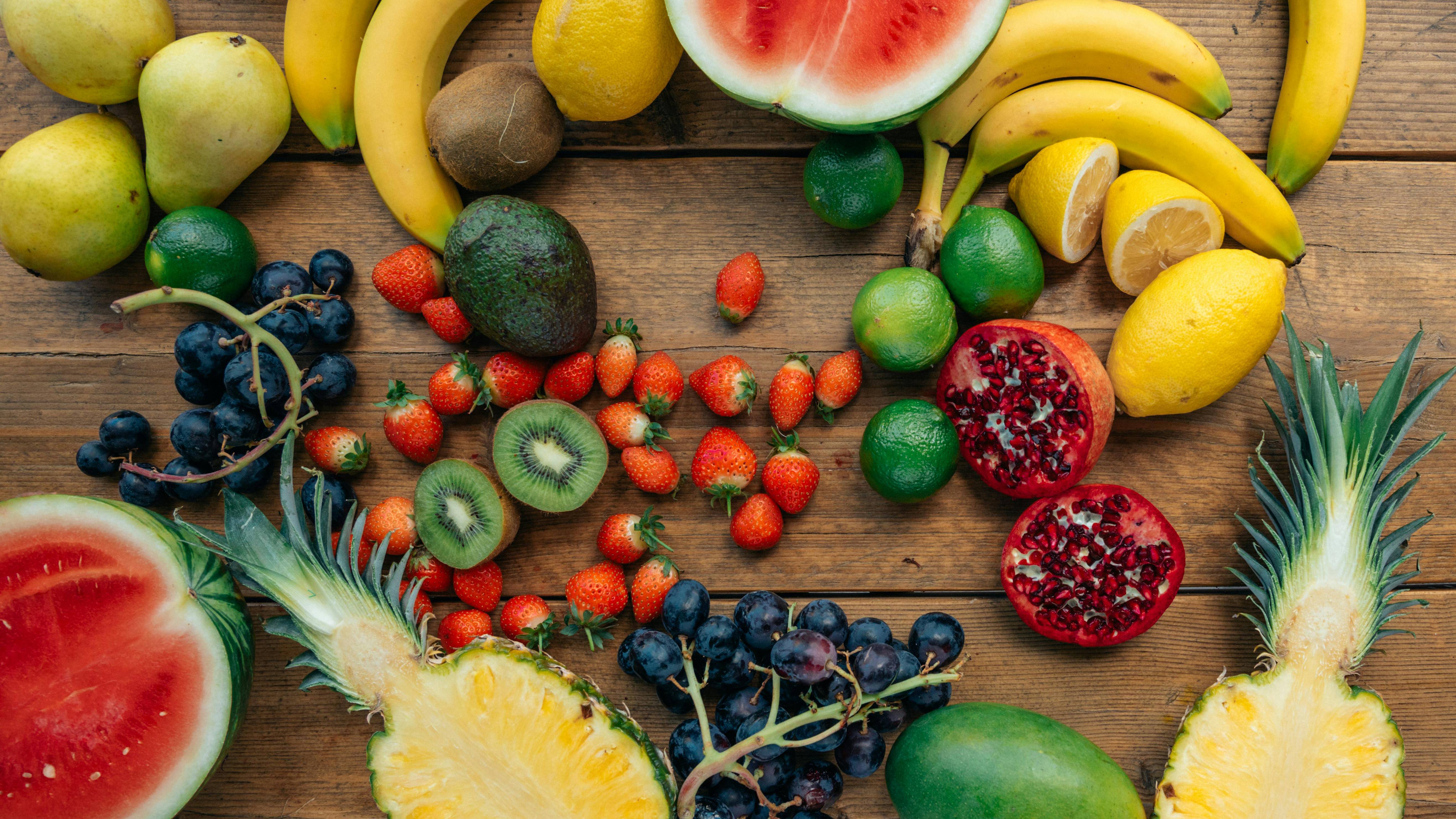 Nếu bé đang bú mẹ thì mẹ nên ăn nhiều rau xanh, trái cây để làm mát cơ thể từ bên trong