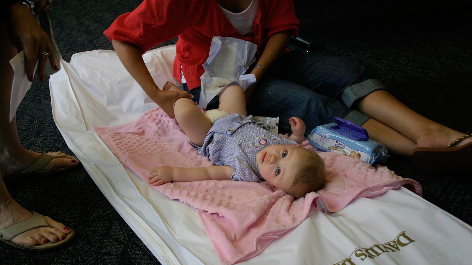 Mẹ nên thay tã cho bé mỗi 3 - 4 giờ và sau khi bé đi vệ sinh để ngăn ngừa hăm tã