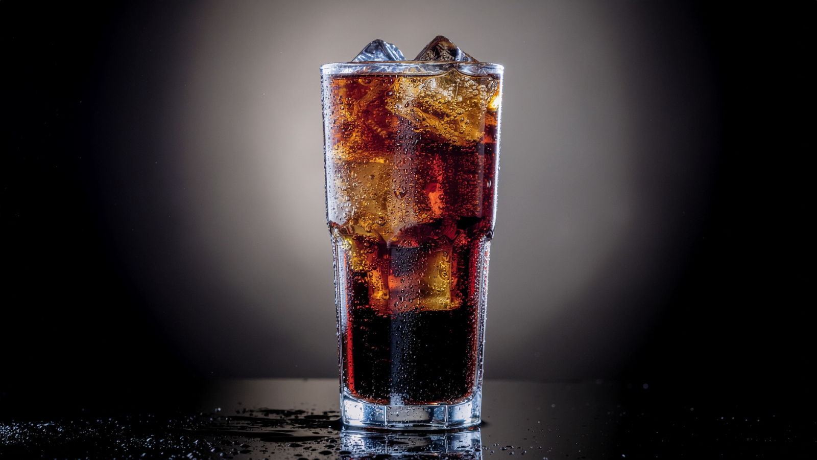 Hạn chế đồ uống có ga và chất kích thích để không làm chậm quá trình lành thương của mô nướu