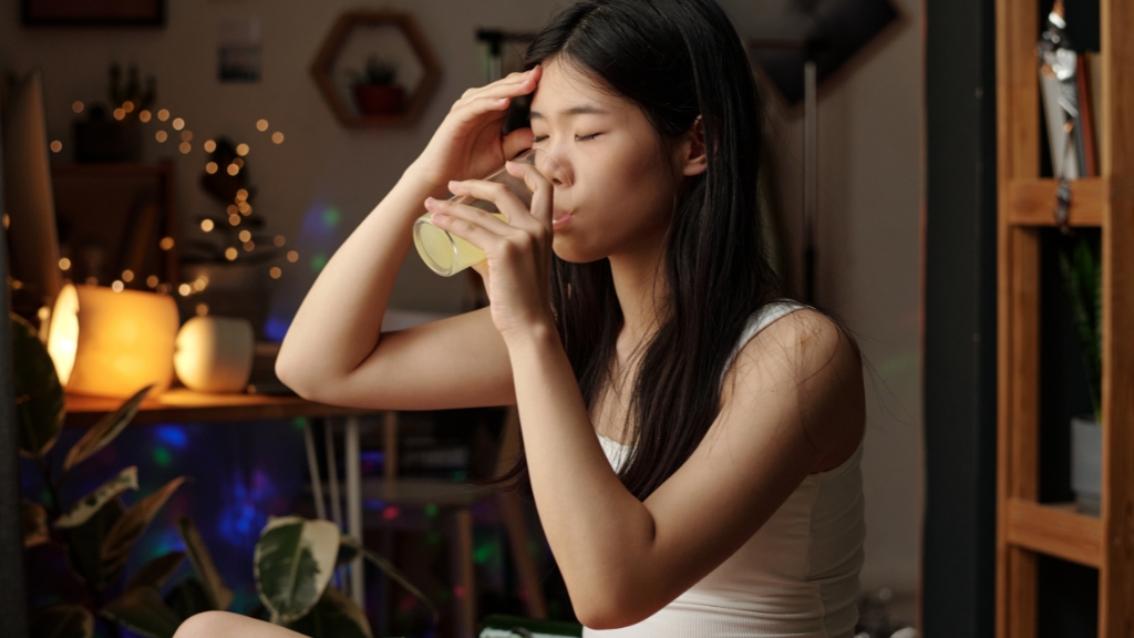 Uống nhiều nước lọc hoặc dung dịch bù điện giải để hỗ trợ giảm triệu chứng hangover