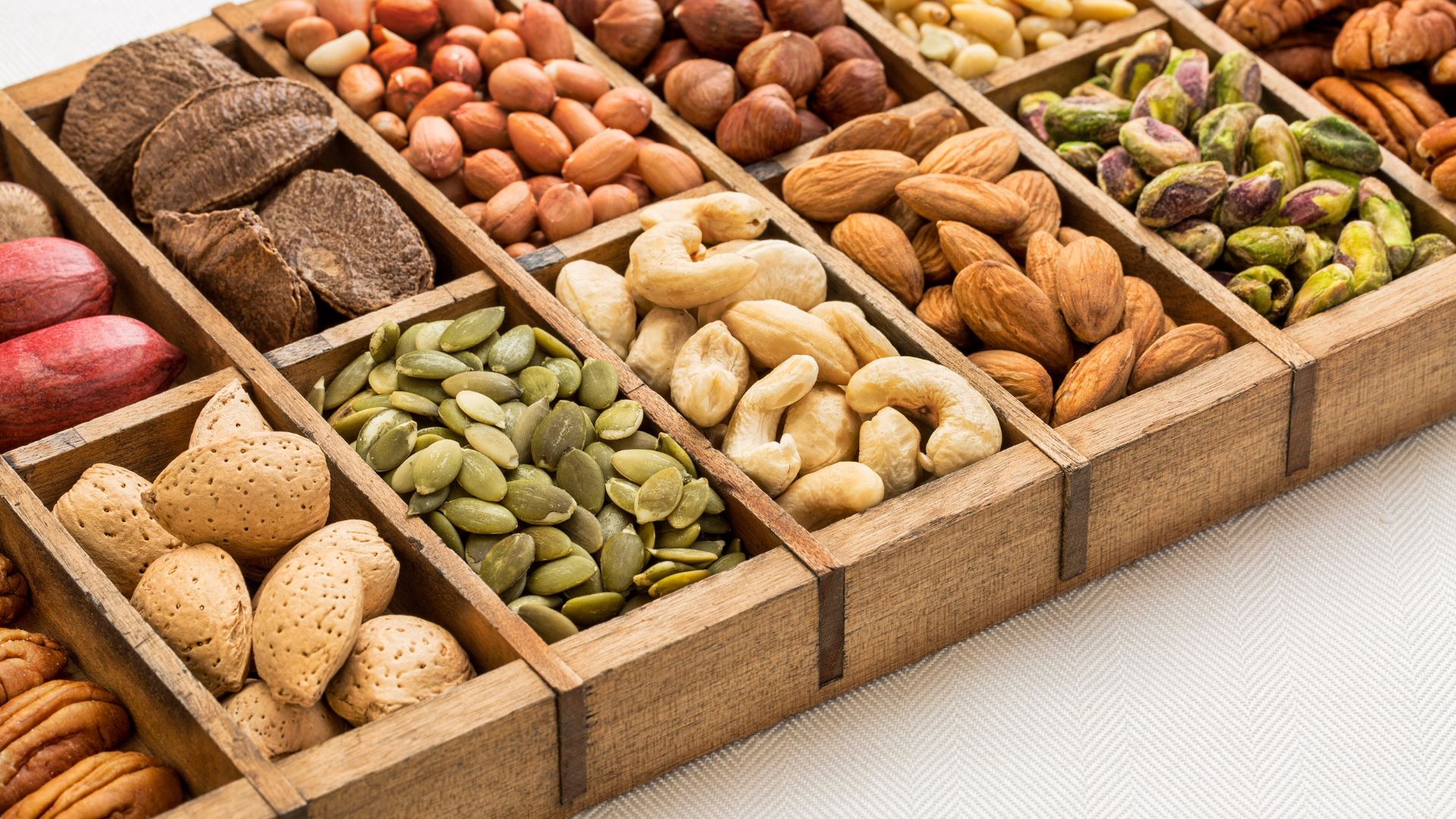 Hạt dinh dưỡng là nhóm thực phẩm có nguồn gốc thực vật giúp cung cấp năng lượng cho cơ thể