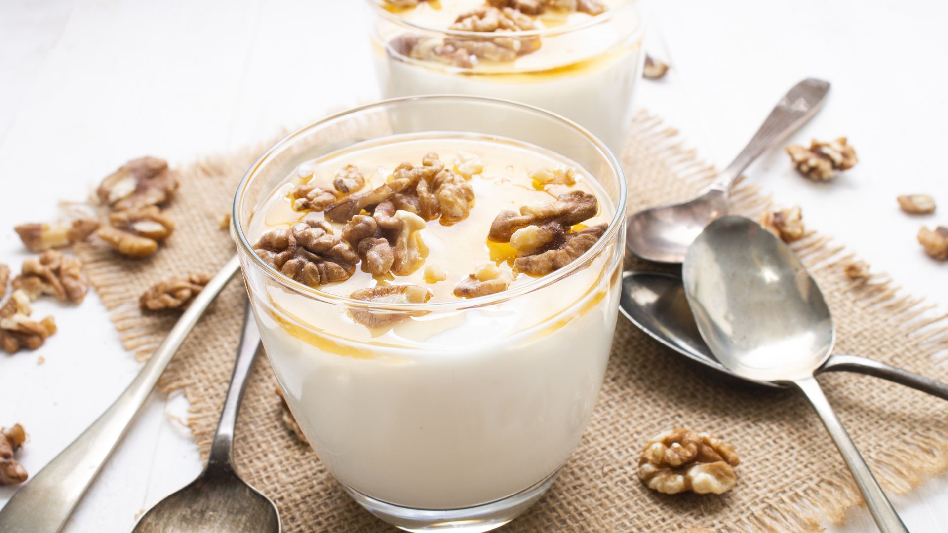 Có thể kết hợp các loại hạt với sữa chua và dùng như một món ăn nhẹ trong ngày