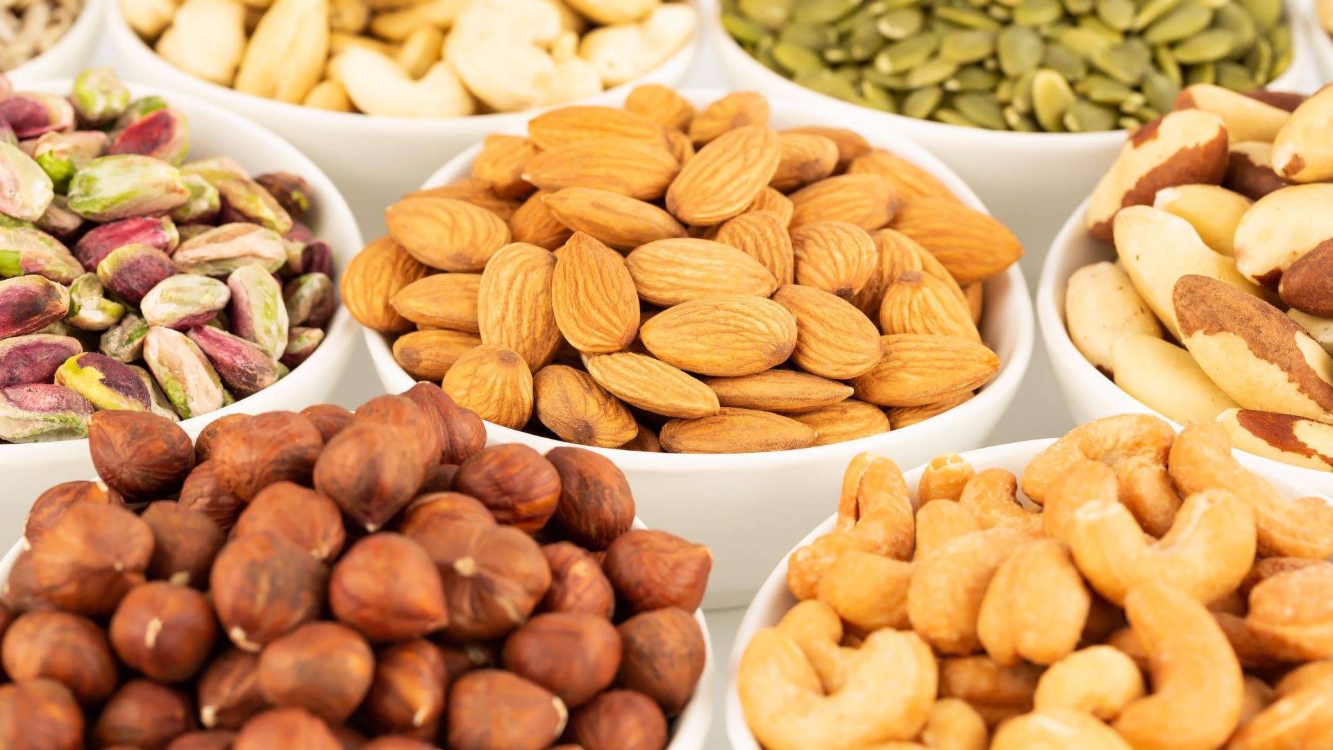 Ưu tiên chọn các loại hạt có nguồn gốc rõ ràng để đảm bảo giá trị dinh dưỡng và an toàn cho sức khỏe