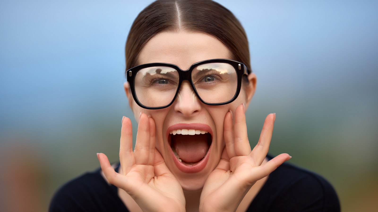 Tránh làm dụng giọng nói trong thời gian dài là biện pháp giúp phòng ngừa hạt xơ dây thanh quản