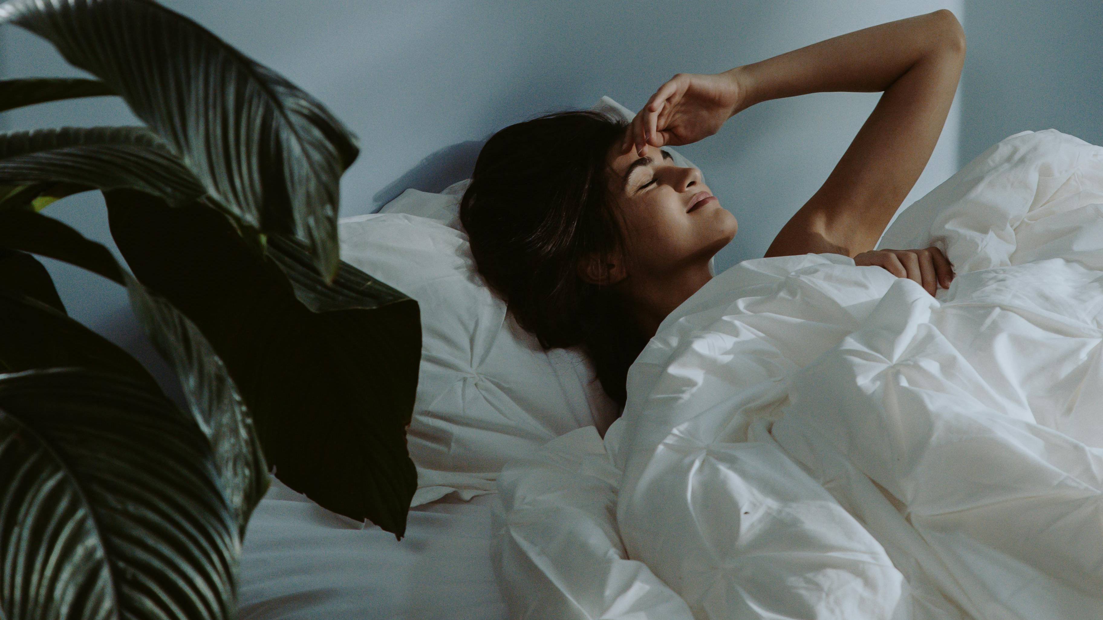 Bốc hỏa, rối loạn nhịp sinh học và rối loạn tâm trạng có thể khiến giấc ngủ bị gián đoạn