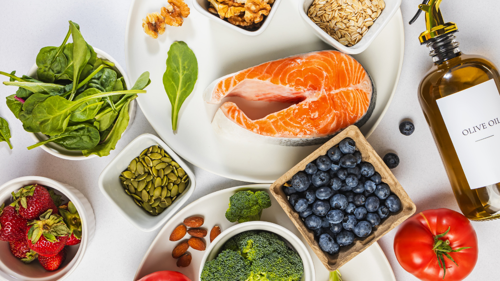 Cần xây dựng chế độ dinh dưỡng cân đối để phục hồi sức khỏe cho mẹ và duy trì nguồn sữa cho bé