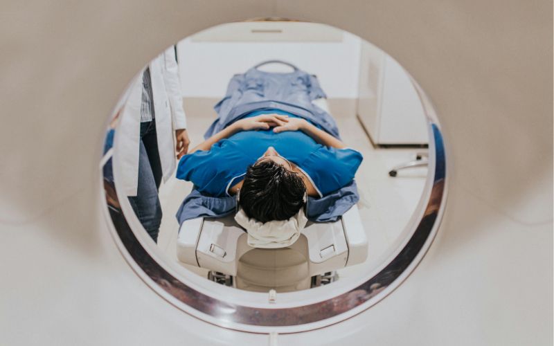 Chụp MRI não để loại trừ các tổn thương não như u não...