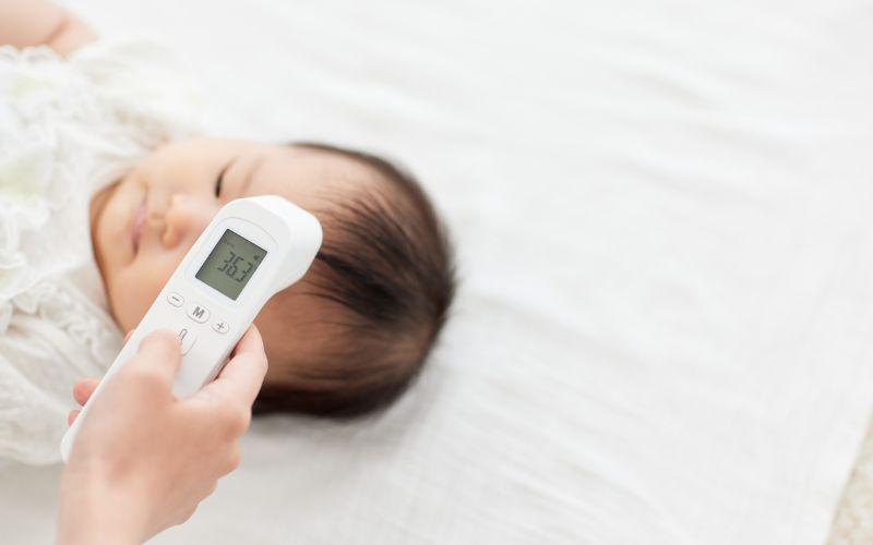 Thông thường, nhiệt độ cơ thể trẻ sơ sinh dao động từ 36,5 - 37,5 độ C