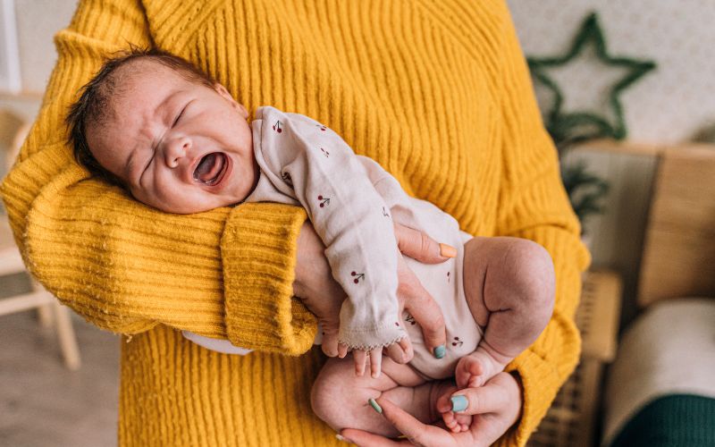 Trẻ sơ sinh 1 tháng tuổi sốt 37.5 độ là tình huống khiến nhiều bậc cha mẹ lo lắng