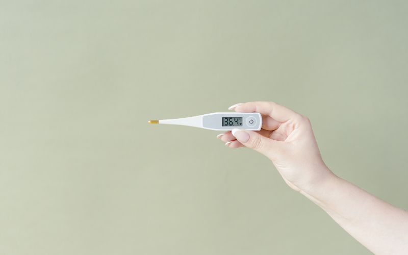 Theo dõi nhiệt độ trẻ thường xuyên để phát hiện sự thay đổi kịp thời của trẻ