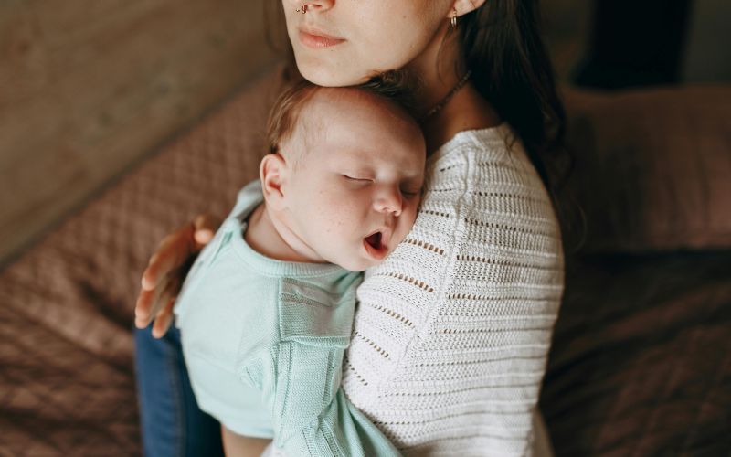 Ba mẹ cần chú ý theo dõi các dấu hiệu bất thường của trẻ để tránh các tình huống nguy hiểm