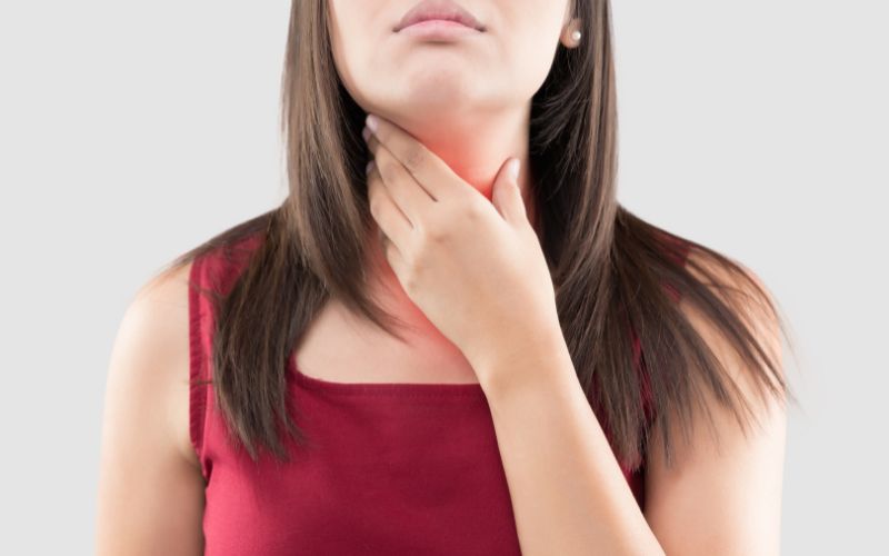 Khi bã đậu tích tụ nhiều, người bệnh có thể cảm thấy cộm, vướng ở cổ